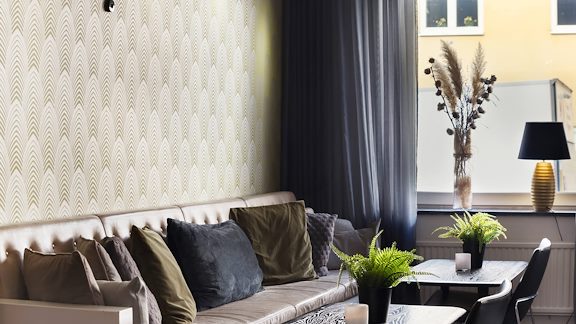 En soffa med bord i lobbyn på Princess Hotel.