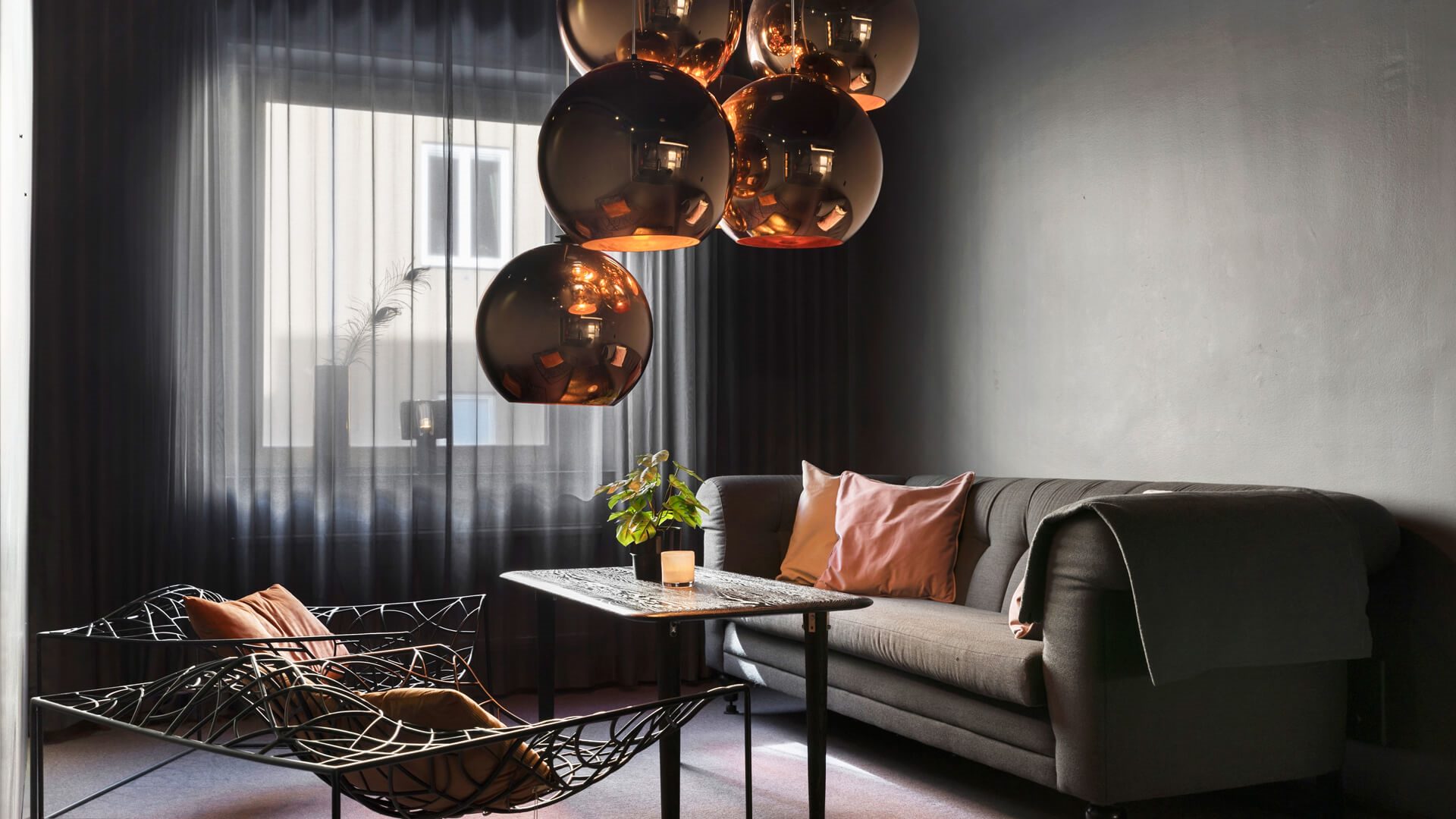 Loungen i Hotel Princess lobby. En soffa, två design-stolar och ett bord.