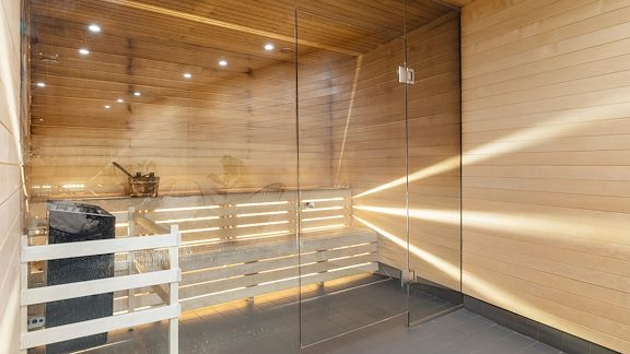 En liten bastu med två våningar.