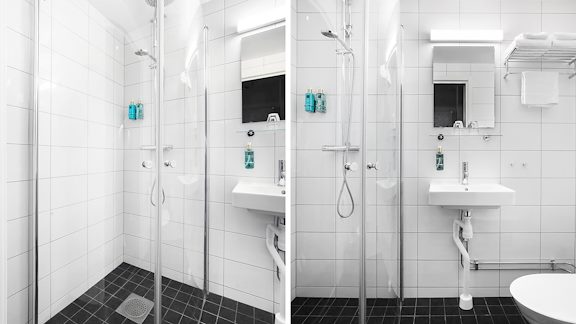 Ett helkaklat badrum fotat från två vinklar. Mörkt, svart golv, Ljusa, vita väggar. Modern badrumsinredning.