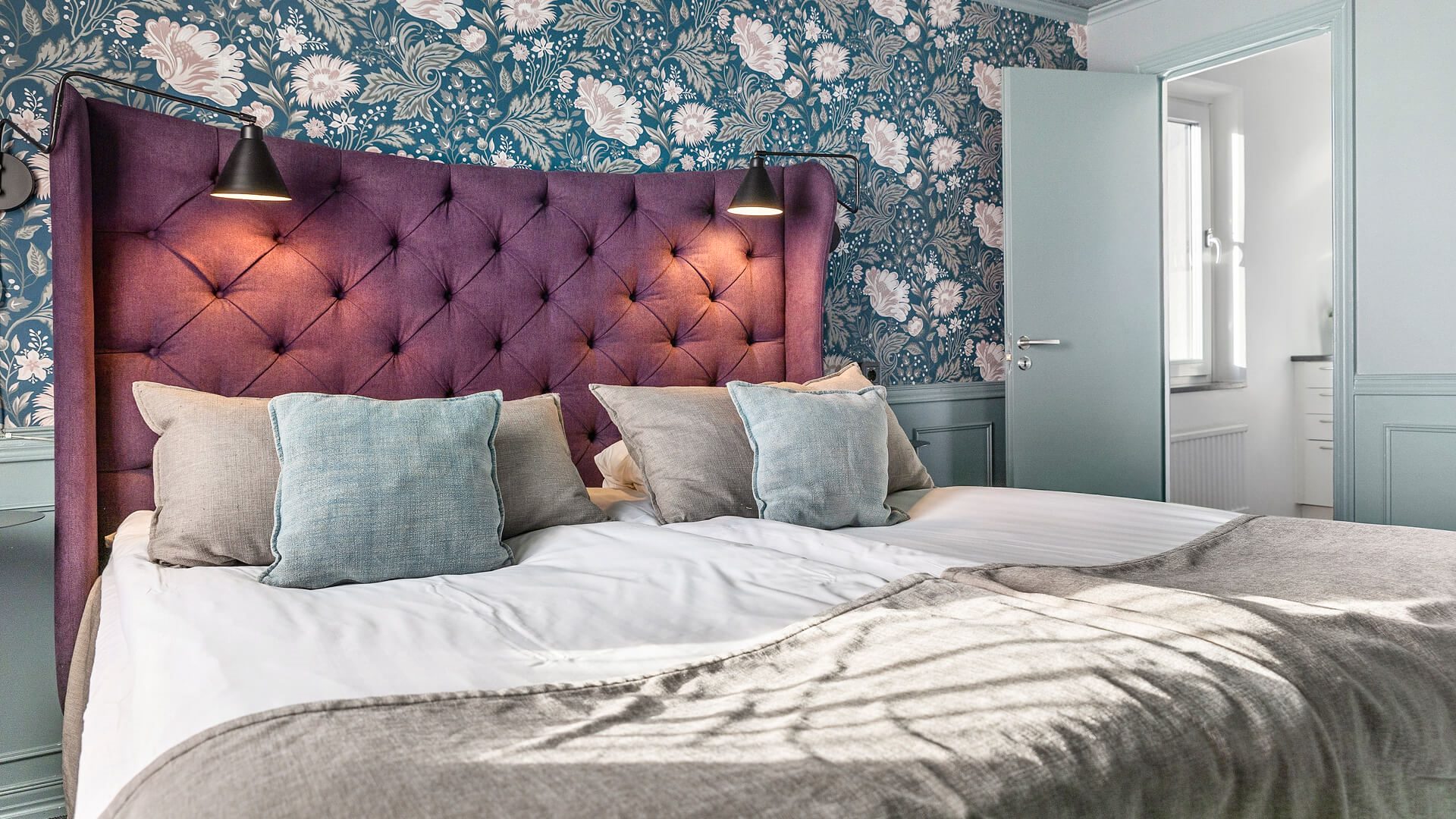 En dubbelsäng i ett hotellrum.